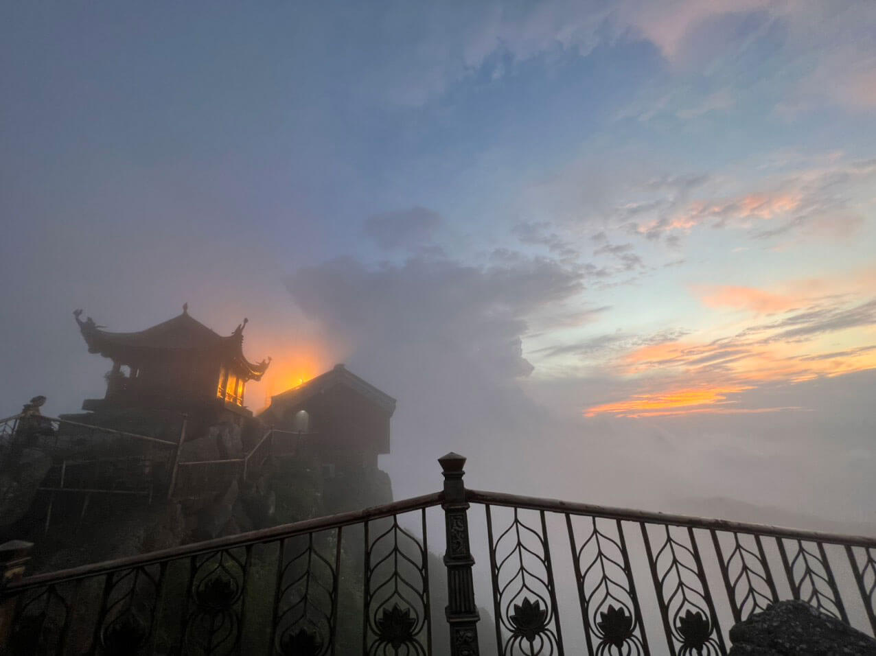 Đón bình minh trên đỉnh chùa Đồng Yên Tử