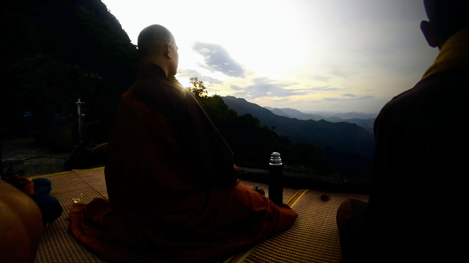 Thiền tọa trên đỉnh Phù Vân Yên Tử